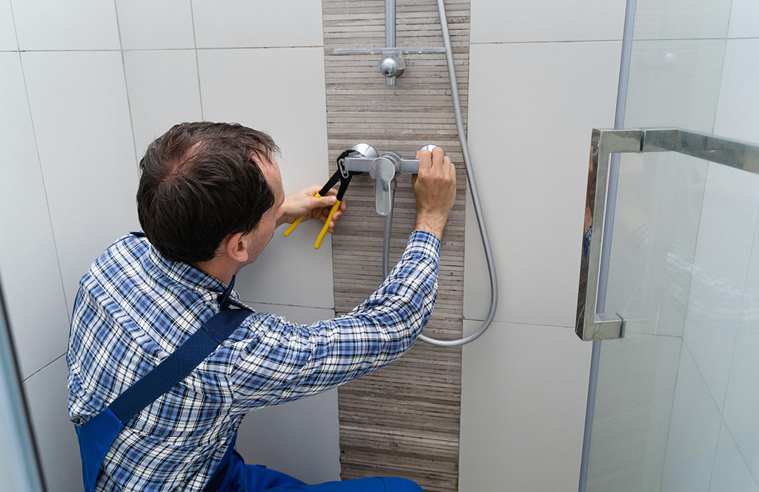 24-7 answering service handling plumbing calls while plumber works on site